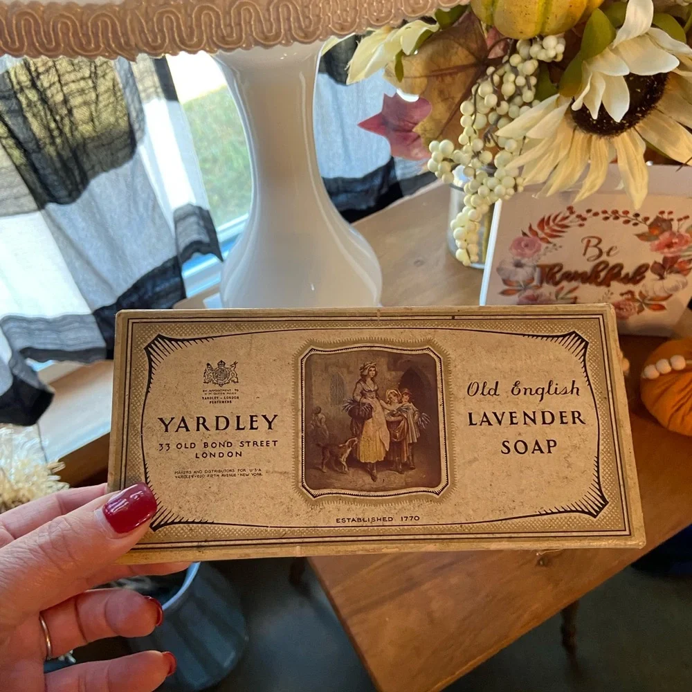 Vintage Yardley old English lavender soap box